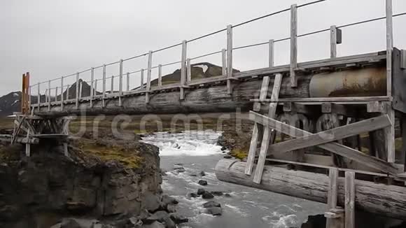 横跨冰岛河的木桥视频的预览图