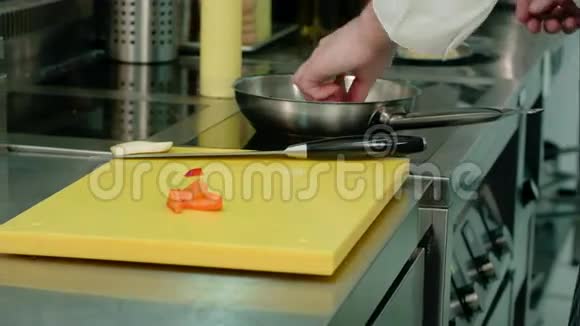 厨师把切碎的蔬菜放在煎锅上视频的预览图