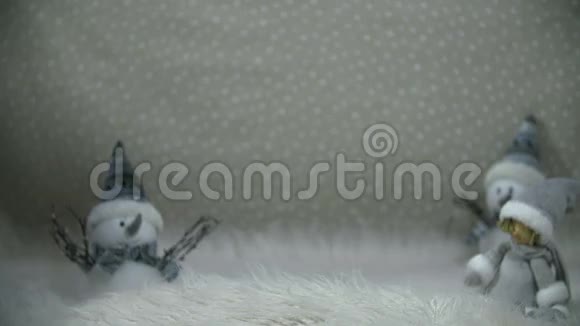 婴儿帽和流苏落在柔软的床上视频的预览图