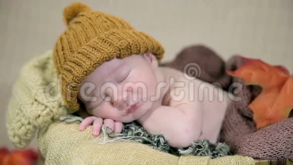 头上戴着帽子的小婴儿手臂枕着视频的预览图