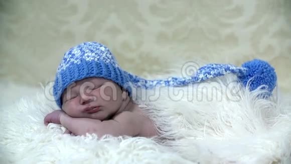 带着蓝色帽子和长长的白色羽毛的婴儿视频的预览图