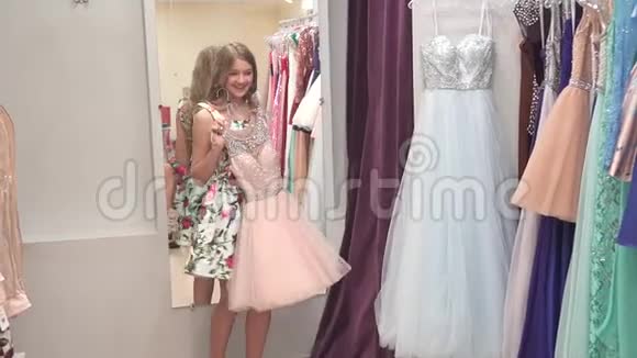年轻女孩在更衣室里展示自己的衣服等待她的选择得到批准视频的预览图
