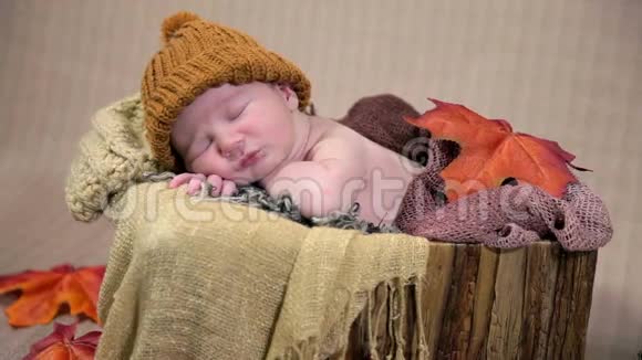 带棕色帽子的宝宝睡得很安稳视频的预览图