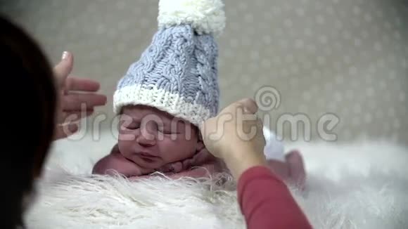 摄影师重新安排婴儿帽视频的预览图