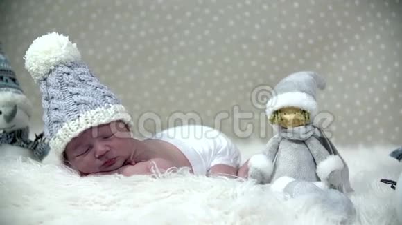 宝宝睡在风卷筒里看起来像一个场景视频的预览图