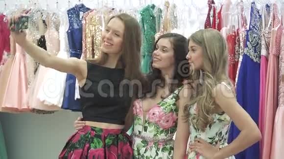 在购物中心的展厅里漂亮的女孩在手机摄像头上摆姿势做自拍视频的预览图