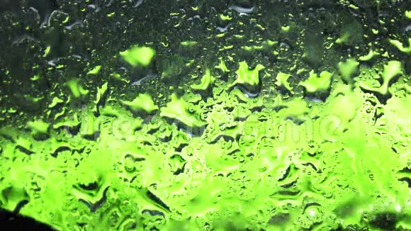 玻璃上的水滴和黑色背景下的绿色苹果离焦4K镜头视频的预览图