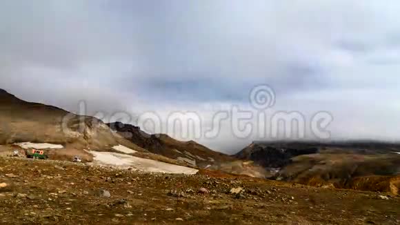 时间流逝云在Mutnovsky火山峡谷上空的运动堪察加俄罗斯视频的预览图