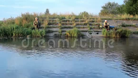 2渔人用鱼竿在湖上钓鱼视频的预览图