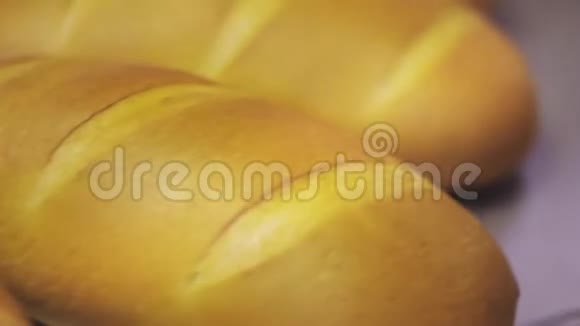 烘焙面包在工厂的生产线上新鲜的白色面包背景视频的预览图