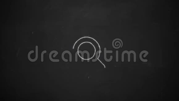 黑板上用白色粉笔显示放大镜符号的手绘线条艺术视频的预览图