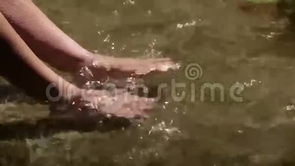 脚在河水里凉快视频的预览图