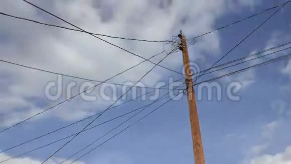 蓝天和云带电线杆视频的预览图