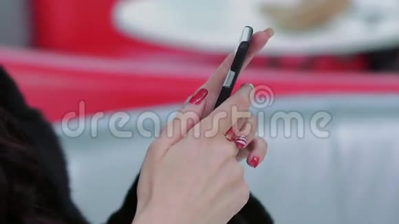 智能手机在优雅的女人手中粉红色的指甲和嘴唇慢慢地视频的预览图