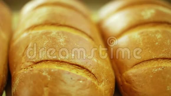 一大堆面包特写生产线上的烘焙产品白色面包视频的预览图