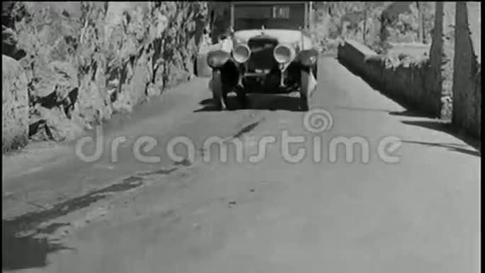 老式汽车开离山撞入大海视频的预览图