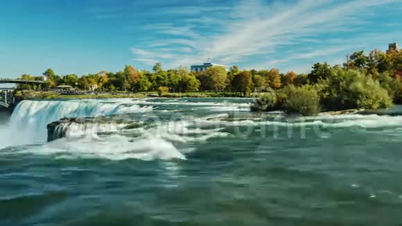 尼亚加拉大瀑布全景清秋日与美方拍摄摄像机沿着水流转动视频的预览图