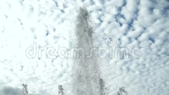 天空背景下的喷泉视频的预览图