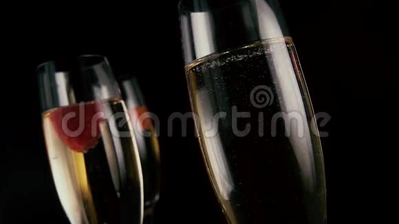 三杯香槟和草莓慢节奏视频的预览图