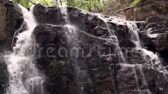 在天然公园的岩石小径上流动的水山涧瀑布视频的预览图