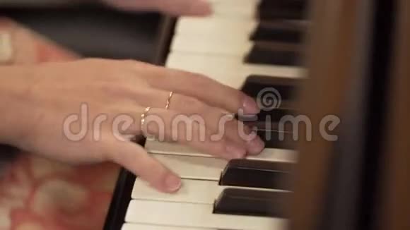 女手弹钢琴女性手在钢琴上视频的预览图