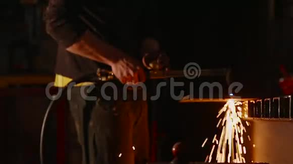 钢铁工人在金属工业中焊接磨削切割视频的预览图