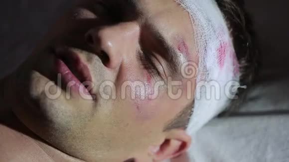 头部受伤的人躺在床上护士照顾受伤的人视频的预览图