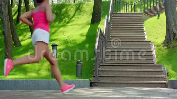 拉丁女人跑到楼上真正的女人跑上楼梯减肥运动视频的预览图