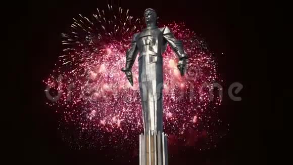 烟花越过尤里加加林纪念碑425米高的基座和雕像第一人在太空旅行莫斯科视频的预览图