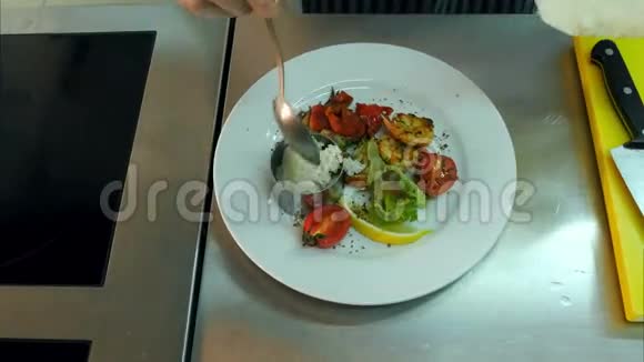 厨师用特殊形式供应米饭视频的预览图