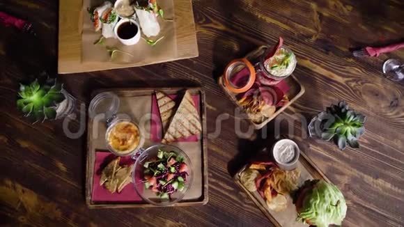 餐台在餐厅内带餐从上看木制桌子上的小吃有着美丽的纹理美味可口视频的预览图