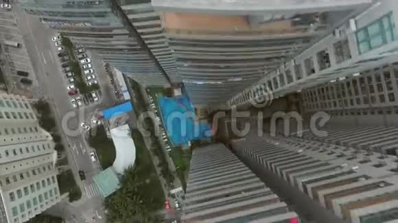 中国三亚的摩天大楼和城市建筑从4K以上俯视空中视图视频的预览图