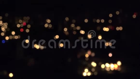 在黑暗的墓地里许多点燃的蜡烛在坟墓上聚焦4K视频的预览图