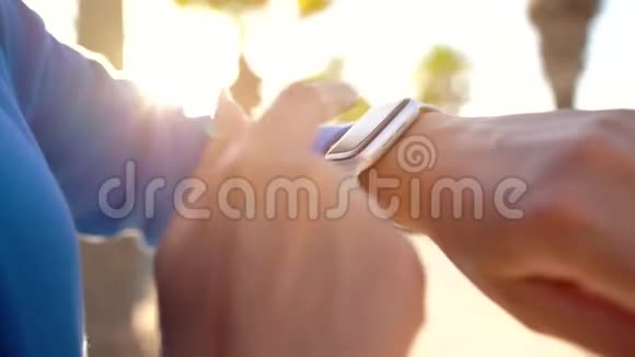 智能手表女人用智能手表在进入手表应用程序的手表上特写女性触摸触摸屏视频的预览图