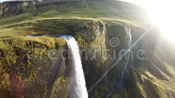 令人惊叹的瀑布空中青山镜头视频的预览图
