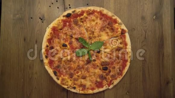 切片比萨饼放在一个圆形的木盘上视频的预览图