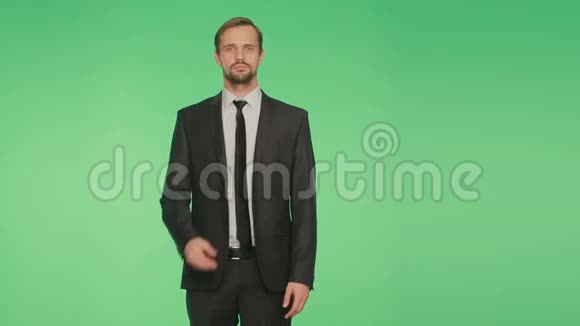 手势不信任谎言肢体语言穿西装的人被隔离在绿色背景上视频的预览图
