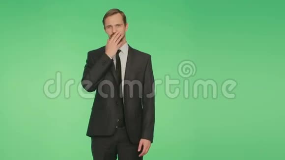 手势不信任谎言肢体语言穿西装的人被隔离在绿色背景上视频的预览图