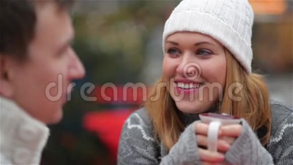 夫妻在圣诞节市场度过了一段有趣的时光女人笑着和男人说话幸福的年轻家庭祝你快乐视频的预览图