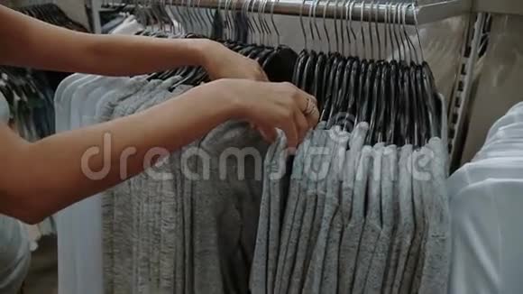 在服装店里看衣服的女人视频的预览图