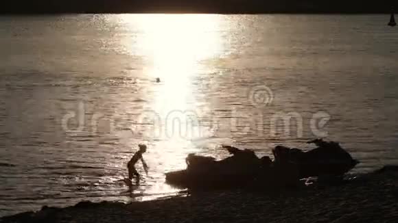 日落时分在海滨的剪影喷气式滑雪板视频的预览图