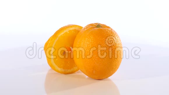 橙色切片在白色上旋转视频的预览图