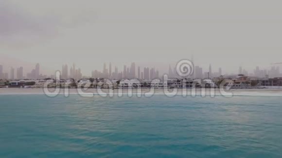 黎明时美丽的城市景观鸟瞰前景是海滩后面是摩天大楼阿联酋迪拜视频的预览图