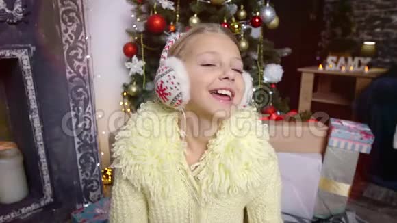 戴着耳机听音乐的女孩圣诞节视频的预览图