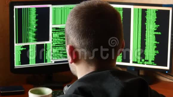 黑客破坏代码从你桌子上的杯子里喝酒黑客从黑暗中侵入网络系统视频的预览图
