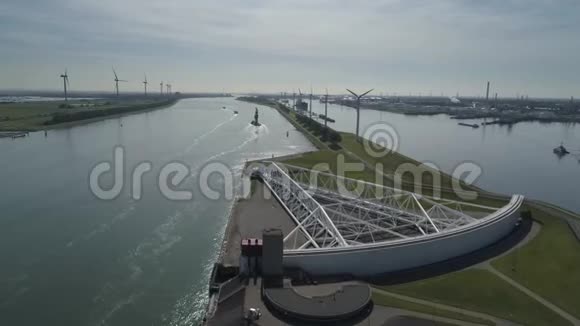 荷兰NieuweWaterweg的Maeslantker风暴潮障空中图片视频的预览图