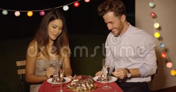 可爱的年轻人给他女朋友吃蛋糕视频的预览图