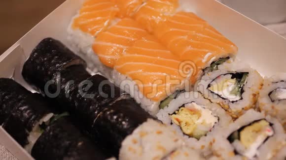 新鲜寿司在黑色桌子上运动高清高清视频的预览图