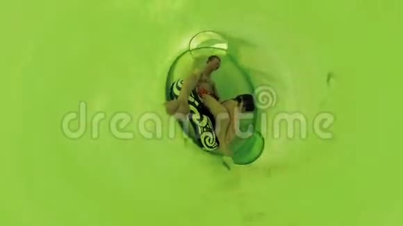 一名男子在水上公园的管道里滑视频的预览图