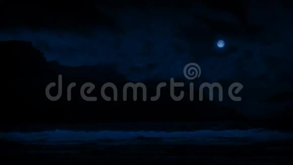 夜晚在悬崖附近的海岸上视频的预览图